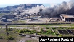 Міністр із питань реінтеграції тимчасово окупованих територій України Ірина Верещук повідомила, що жінок, дітей та людей похилого віку з «Азовсталі» евакуювали. Водночас «Азова» припускають, що цивільні можуть лишатися під завалами