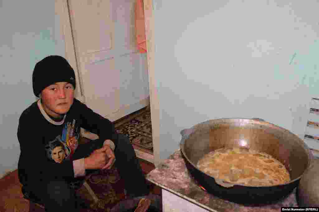 Несколько депутатов и частные предприниматели обеспечили пострадавших углем. Сельчане надеются, что с этим топливом они переживут всю зиму.