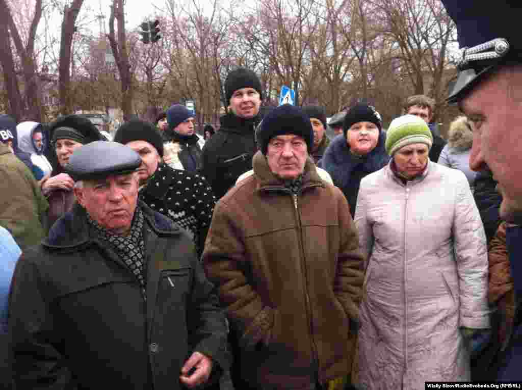 На цьому місці постійно перебувають декілька десятків людей, вони звинувачують українських військових в цьому ДТП. За їхніми словами, військові були п'яні