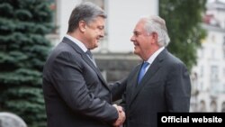 Президент України Петро Порошенко і держсекретар США Рекс Тіллерсон (праворуч). Київ, 9 липня 2017 року