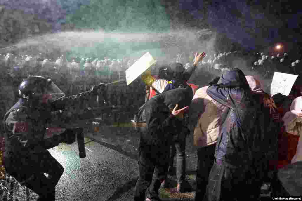 За време на протестите во Истанбул, полицијата употреби солзавец врз насобраните демонстранти.