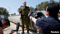 Portparol izraelske vojske Daniel Hagari pokazuje medijima, kako navodi, iransku balističku raketu koja je izvučena iz Mrtvog mora nakon što je Iran lansirao dronove i projektile na Izrael, u vojnoj bazi Julis, na jugu Izraela, 16. aprila, 2024.
