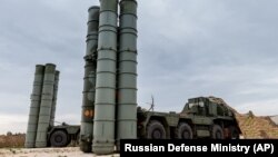 Президент Туреччини Реджеп Тайїп Ердоган заявив у лютому, що придбання С-400 продовжиться і що перші одиниці будуть поставлені Росією восени