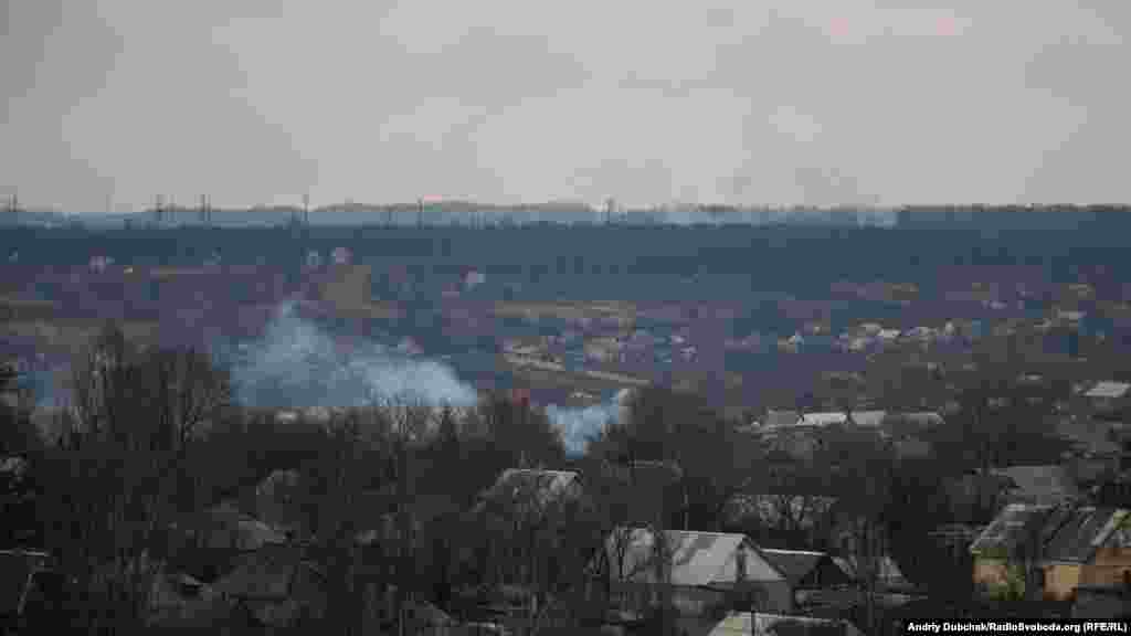 Вигляд з висоток у центрі Авдіїївки на дими через бої на промзоні (дими, які йдуть із-за лісу). Авдіївка, 28 березня 2016 року ФОТОГАЛЕРЕЯ: Авдіївські «дев’ятиповерхівки» – мовчазні свідки промзони, ДАПу і танкових атак