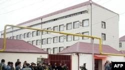 Грозный -- Атайын күчтөр чечен парламенти алдында.