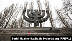 «Михайло Фрідман та Герман Хан – євреї, що народилися та виросли в Україні, та чиї родичі загинули під час Голокосту у Бабиному Яру. Це бізнесмени, які мають великий бізнес та культурні проєкти в Україні та сплачують податки в Україні» – заявили в центрі