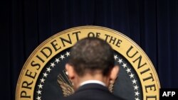 Президент США Барак Обама в первый рабочий день в своем офисе. Вашингтон, 21 января 2009 года. 