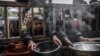 Разселени палестински деца се събират, за да получат храна в държавно училище в Рафах в южната част на Ивицата Газа 