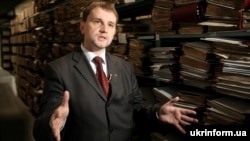 Директор Українського інституту національної пам’яті Володимир В’ятрович у Галузевому державному архіві СБУ (архівне фото)