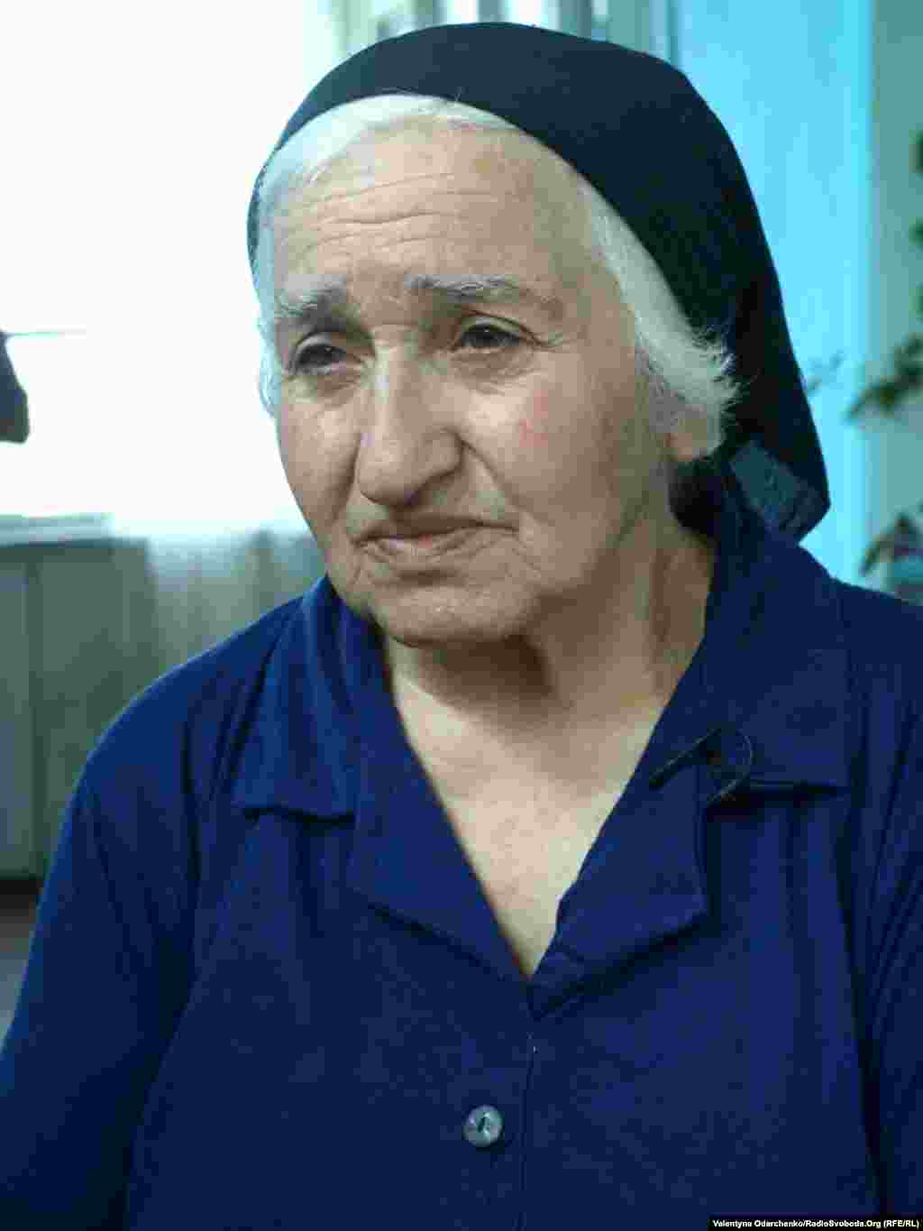 Мешканка села Красне, неподалік Степанакерту, пенсіонерка Нора Балаян живе зі своїм паралізованим чоловіком. Жінка і досі вірить, що її зниклий без вісти син, – живий і неодмінно повернеться додому.