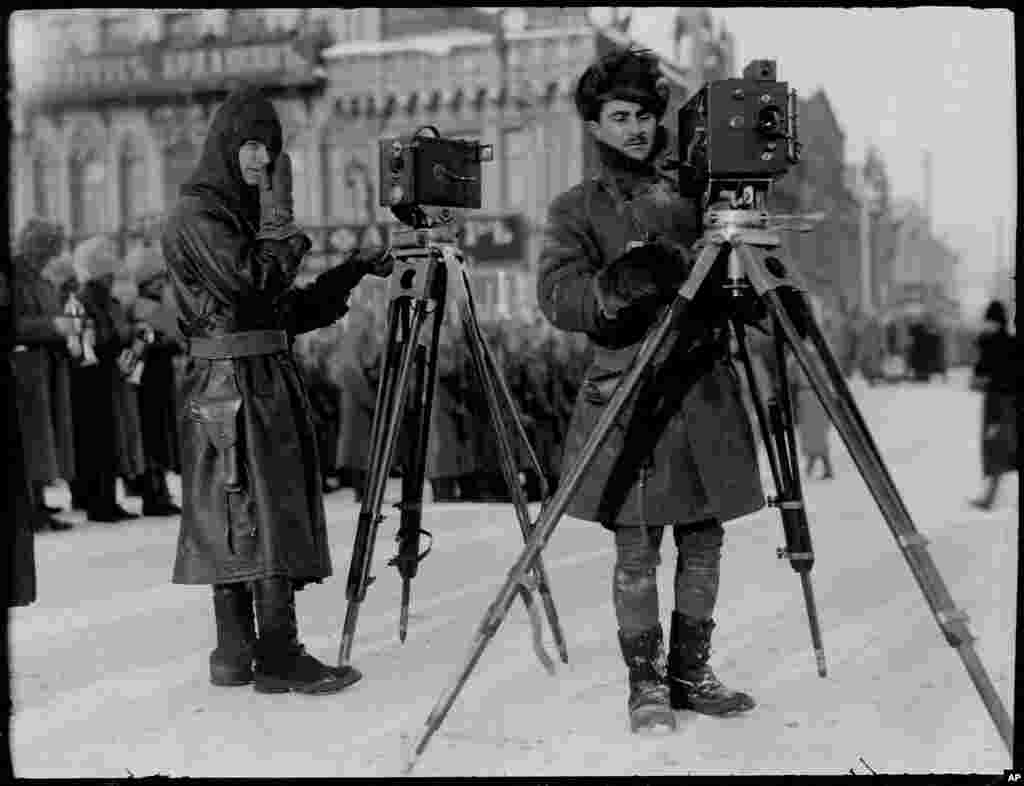 Дональд Томпсон (фотограф «Еженедельника Лесли», слева) и человек, опознанный как капитан армии США Кингмор, снимают кинофильм в Екатеринбурге на морозе