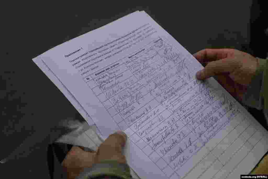 Абвесткі пра сход зьявіліся на дзьвярах пад’ездаў і ў сацыяльных сетках. Ніхто ня ведаў, хто іх разьмясьціў. Жыхар Асмалоўкі Андрэй Эзерын кажа, што пасьля пагрозы зносу ўтварылася ўжо некалькі ініцыятыўных груп, і яны ня надта скаардынаваныя паміж сабой. Але ўсе хочуць аднаго і таго ж: адмяніць ПДП і не дапусьціць зносу.