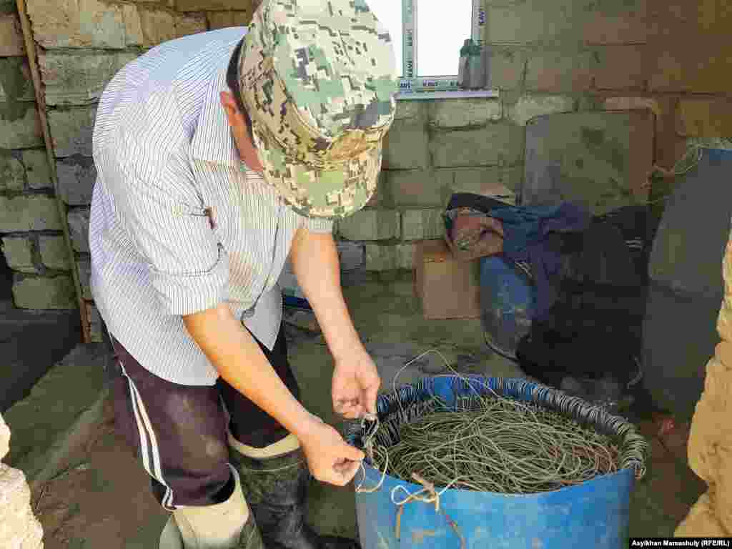 Рыбак села Боген на побережье Малого Арала за работой. 