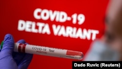 Răspândirea variantei Delta a coronavirusului, mult mai contagioasă, și numărul mic de persoane vaccinate este principalul pericol semnalat de epidemiologii români pentru această toamnă. (Imagine generică)