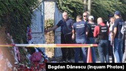 Gheorghe Dincă intră în curtea sa din Caracal, unde este acuzat că a ucis-o pe Alexandra Măceșanu.