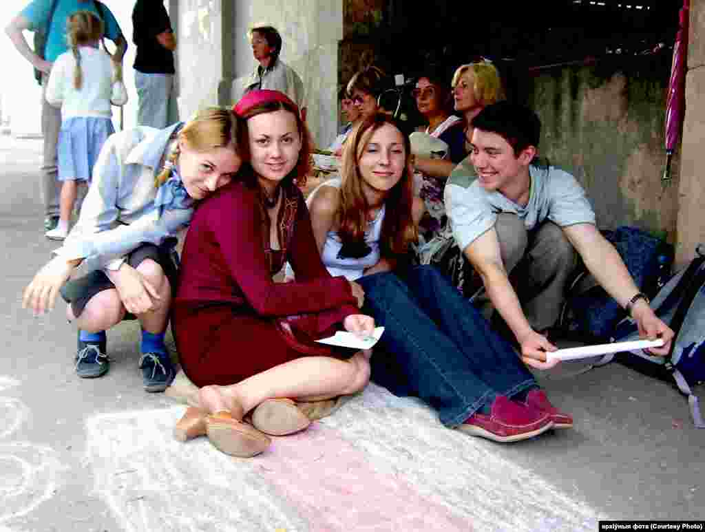 Варта ліцэістаў каля будынка. Цягам лета 2003 году адбылося больш за 30 разнастайных пікетаў, пэрфомансаў, акцыяў у цэнтры Менску.