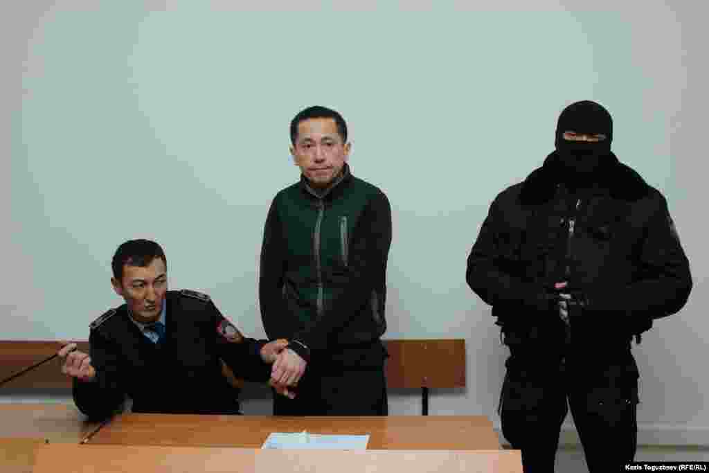 Алматинец Асет Абишев — один из первых обвиненных в «участии» в деятельности запрещенного ДВК. В ноябре 2018 года его приговорили к четырем годам тюрьмы. На оглашение приговора его принудительно доставили из следственной тюрьмы (на фото). 
