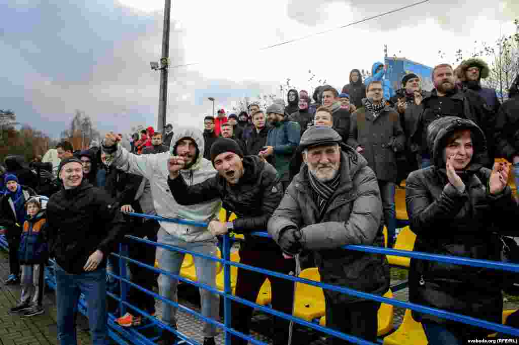 Як маладая каманда, «Прамень» ня мае арганізаваных фанатаў, каманду падтрымліваюць толькі заўзятары.