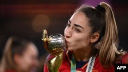 Защитничката на Испания № 19 Олга Кармона целува трофея след победата във финалния мач за Световното първенство по футбол за жени в Австралия и Нова Зеландия 2023 между Испания и Англия на стадион "Австралия" в Сидни на 20 август 2023 г.