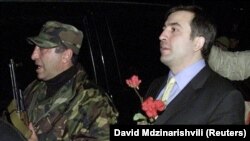 Младият Михаил Саакашвили излиза след среща с тогавашния президент Едуард Шеварднадзе по време на Революцията на розите, ноември 2003 г.