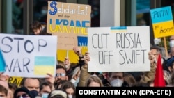 Демонстранти вимагають відключити Росію від SWIFT під час акції протесту проти російського вторгнення в Україну. Франкфурт-на-Майне, 26 лютого 2022 року