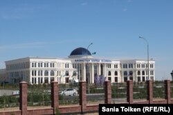 Здание «Дома Дружбы», в котором пройдет саммит глав Прикаспийских государств. Актау, 12 августа 2018 года.