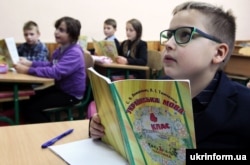 Učenici četvrtog razreda tokom časa ukrajinskog jezika u školi u Višnjeveu, regija Kijev.
