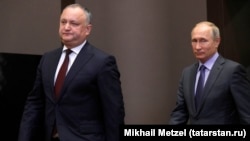 Президент Росії Володимир Путін (праворуч) зустрічається із тодіщнім президентом Молдови Ігорем Додоном у Сочі, 10 жовтня 2017 року