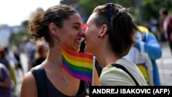 Srbija će morati da reguliše istopolno partnerstvo: Raičević (na fotografiji: gej prajd u Beogradu, 2017.)