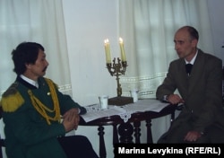 Фёдор Достоевский (актёр Андрей Глушков) беседует с Шоканом Валихановым (Вадим Син) в кабинете писателя в доме-музее Достоевского. Семей, 16 мая 2012 год.