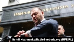 Михайло Добкін виходить з будівлі Генеральної прокуратури