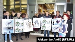 Karikature Predraga Koraksića Coraxa i Dušana Petričića objavljene u Danasu, Beograd
