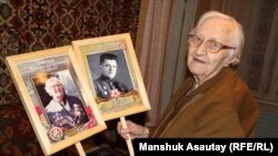 Тамара Гайдук показывает собственную фотографию и фотографию мужа.