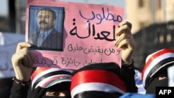 Yəməndə prezident Ali Abdullah Salehin həbs olunmasını tələb edən şüarlar yazılmış plakatlar tutan aksiya iştirakçıları, 24 oktyabr 2011