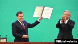 Шавкат Мирзиёев Олий Межлисте ант бергенден кийин.