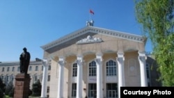 Жусуп Баласагын атындагы Кыргыз мамлекеттик университети.