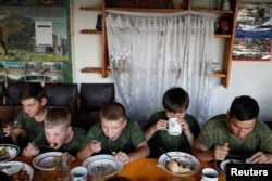 Copiii dintr-un club militar-patriotic mănâncă împreună în satul Sengileyevskoye, regiunea Stavropol, Rusia. Imagine de arhivă din 2017.