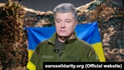 У грудні 2021 року ДБР повідомили Порошенку про підозру в державній зраді та сприянні терористичним організаціям