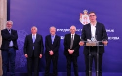 სერბეთის პრეზიდენტი ალექსანდარ ვუჩიჩი ბელგრადში ჟურნალისტებთან ერთად განიხილავს კორონავირუსის წინააღმდეგ ბრძოლის საკითხებს.