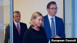 Pregovarači: Hašim Tači i Aleksandar Vučić sa Federikom Mogerini u Briselu