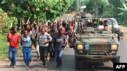 Trupele franceze au facilitat acțiunile guvernului împotriva minorității tutsi. Acești soldați francezi au condus pe lângă o trupă de etnici hutu înarmați.
