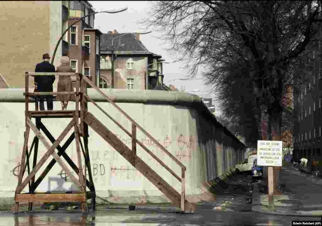Пара глядзіць цераз мур на Ўсходні Бэрлін у красавіку 1983 году. Зальтэр кажа, што выпрабаваньне бар'ераў супраць аўтамабіляў было толькі часткай маштабных дасьледаваньняў, скіраваных на тое, каб утрымаць людзей у паліцэйскай дзяржаве. Ён кажа, што сама канструкцыя Бэрлінскага муру выпрабоўвалася, «каб супрацьстаяць атакам аўтамабілямі, выбухоўкай, а таксама яна мусіла вытрымаць прыродныя зьявы — каб яе, напрыклад, не размыла вадой падчас моцных залеваў».