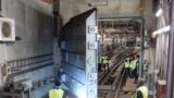 20-тонная дверь, рассчитанная выдержать ядерный взрыв, захлопывается во время испытаний на станции метро под улицами Праги.<br />
<br />
Эта дверь &mdash; часть Системы защиты пражского метрополитена (Ochranny System Metra, или OSM), сети укрепленных убежищ, предназначенных для защиты людей во время ядерной, химической или биологической атаки<br />
<br />
&nbsp;