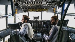 Talibani u kokpitu aviona avganistanskih snaga na aerodromu u Kabulu 31. avgusta 2021.
