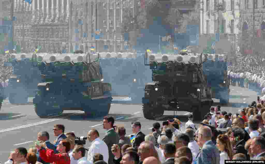 Эгемендик майданындагы салтанатка келген украиналыктар.