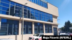Centar za registraciju u Zvečanu, na koji su bačene dve eksplozivne naprave, koje nisu eksplodirale (25. septembar 2021)