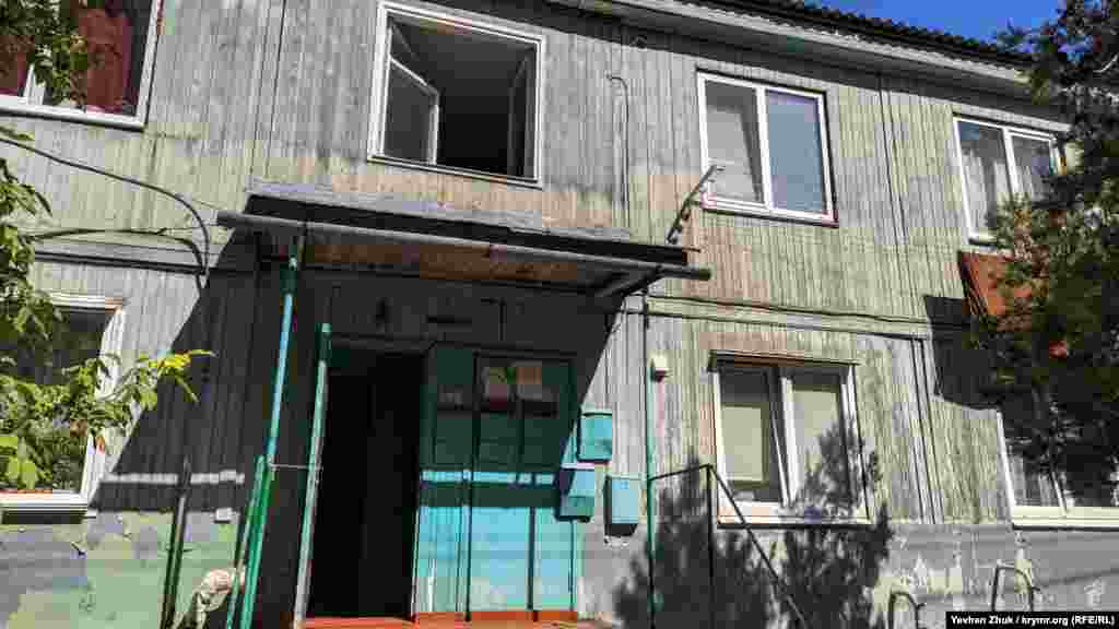 Улица Турбинная идет через частный сектор, а вот на Яблочкова много любопытных домов, самые интересные из которых – деревянные двухэтажные барачного типа. В этих домах по 12 квартир и, согласно документам, построены они в 1988 году