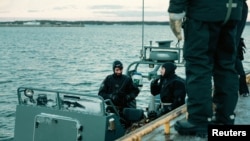 Водолази збройних сил Латвії беруть участь у навчаннях НАТО Freezing Winds 24 під керівництвом ВМС Фінляндії у Фінській затоці, Балтійське море, Фінляндія, 23 листопада 2024 року
