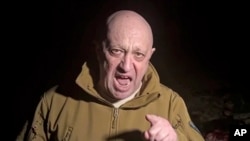 Na ovoj slici preuzetoj iz video snimka koji je objavila Prigožin press služba u petak, 5. maja 2023., šef Wagner grupe Jevgenij Prigožin stoji ispred više tijela koja leže na zemlji na nepoznatoj lokaciji u Ukrajini.