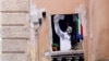 Mural na kojem je predstavljen talijanski potpredsjednik vlade Matteo Salvini kako snima selfie na balkonu Benita Mussolinija u blizini sjedišta bivšeg fašističkog diktatora nekoliko dana uoči glasanja na izborima za EU, prikazan je u Rimu, 24. maja 2019.